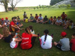 Ragazzi cantano a English Camp Padova