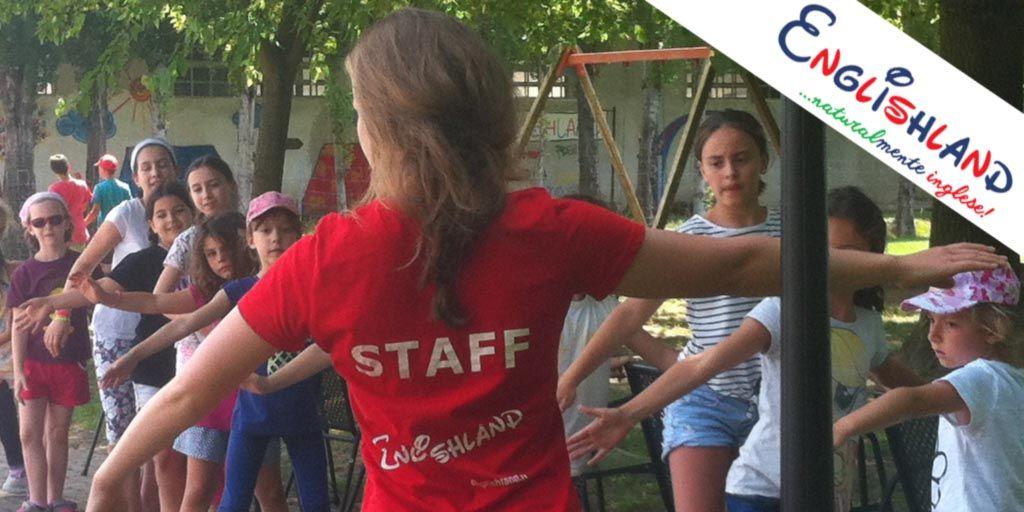 Bambini e ragazzi ballano a Englishland Camp Padova