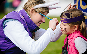 Teacher decora il viso a bambina