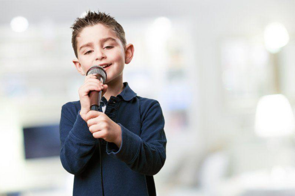 Bambino al corso di canto in inglese