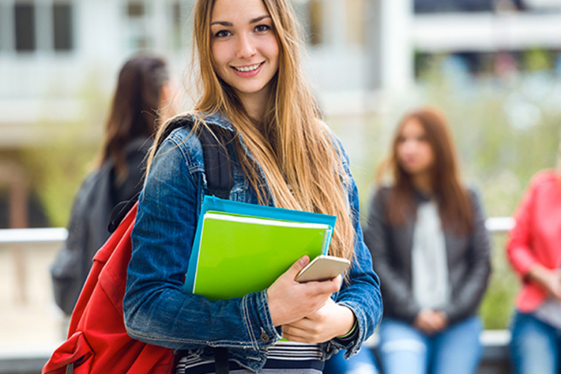 Studentessa a scuola di inglese