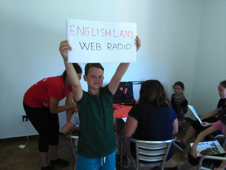 ragazzi-dj-con-cartello-webradio