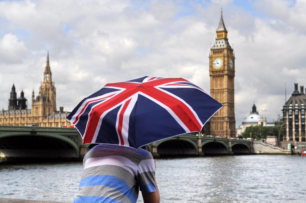 Ragazzo con ombrello sul ponte a Londra Big Ben a Londra