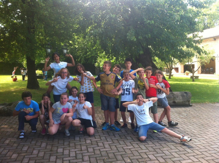 ragazzi english camp padova in posa buffa