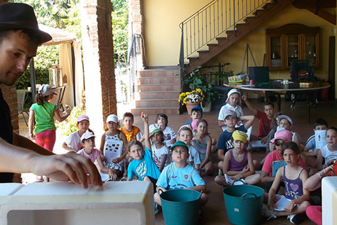 Bambini a scuola di inglese al camp