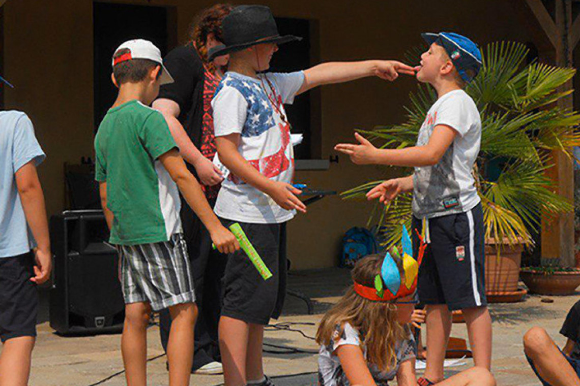 Bambini recitano al Centro Estivo in Inglese